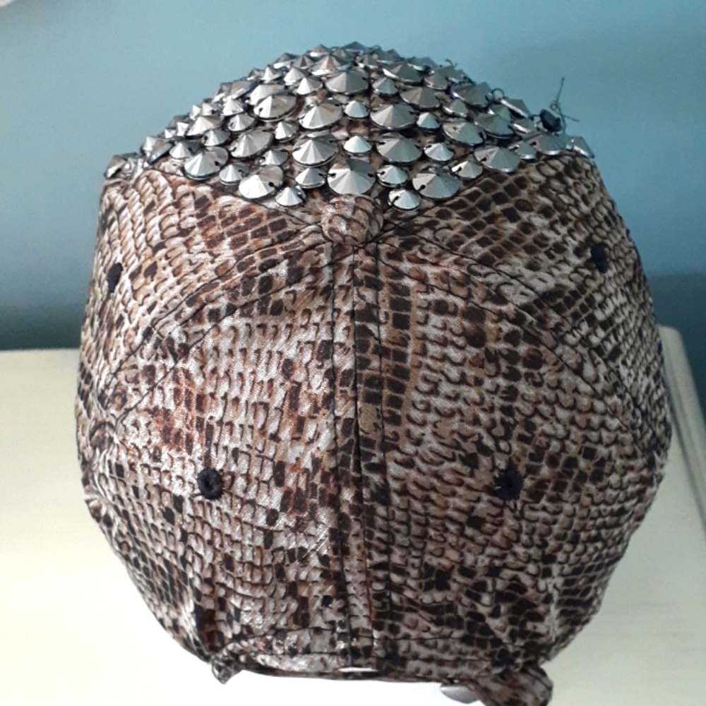 % Pair of embellished brimmed caps - studs & crystals! - Picture 4 of 14
